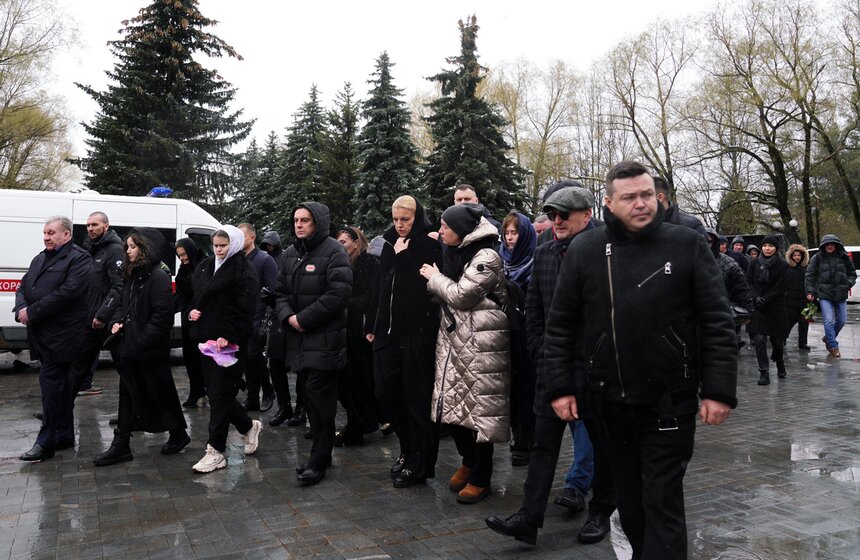 Журналиста Алексея Пиманова похоронили на Троекуровском кладбище 38 фото