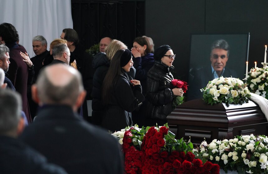 Журналиста Алексея Пиманова похоронили на Троекуровском кладбище 16 фото