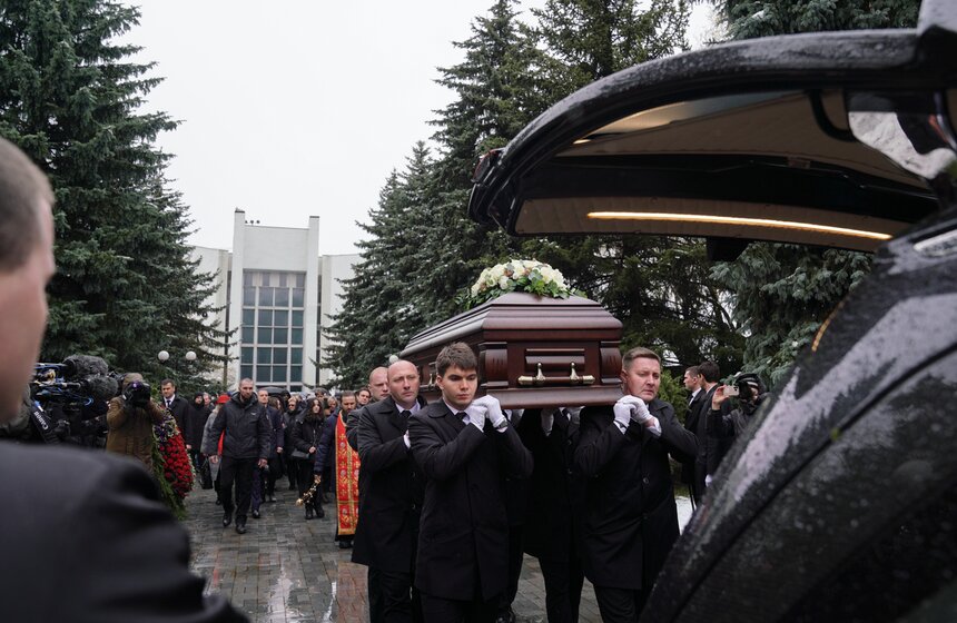 Журналиста Алексея Пиманова похоронили на Троекуровском кладбище 35 фото