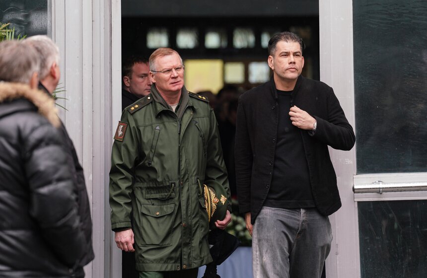 Журналиста Алексея Пиманова похоронили на Троекуровском кладбище 28 фото