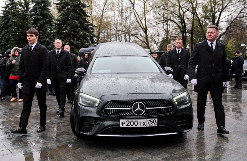 Журналиста Алексея Пиманова похоронили на Троекуровском кладбище 37 фото