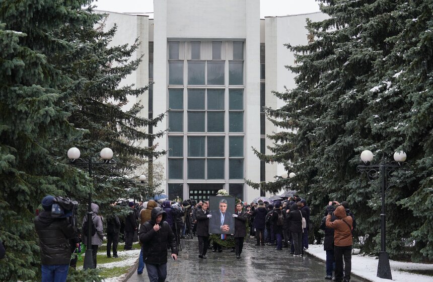 Журналиста Алексея Пиманова похоронили на Троекуровском кладбище 34 фото