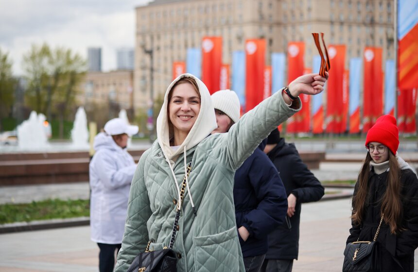 Волонтеры раздают георгиевские ленты в преддверии Дня Победы в Москве 12 фото