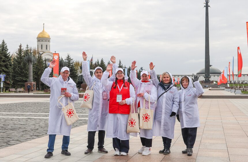 Волонтеры раздают георгиевские ленты в преддверии Дня Победы в Москве 1 фото