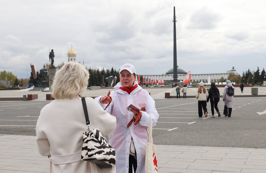 Волонтеры раздают георгиевские ленты в преддверии Дня Победы в Москве 13 фото