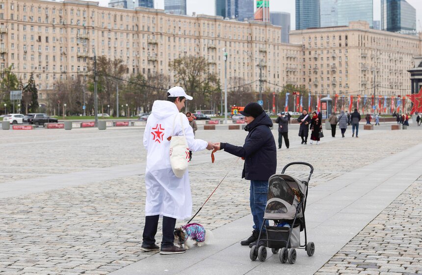 Волонтеры раздают георгиевские ленты в преддверии Дня Победы в Москве 16 фото