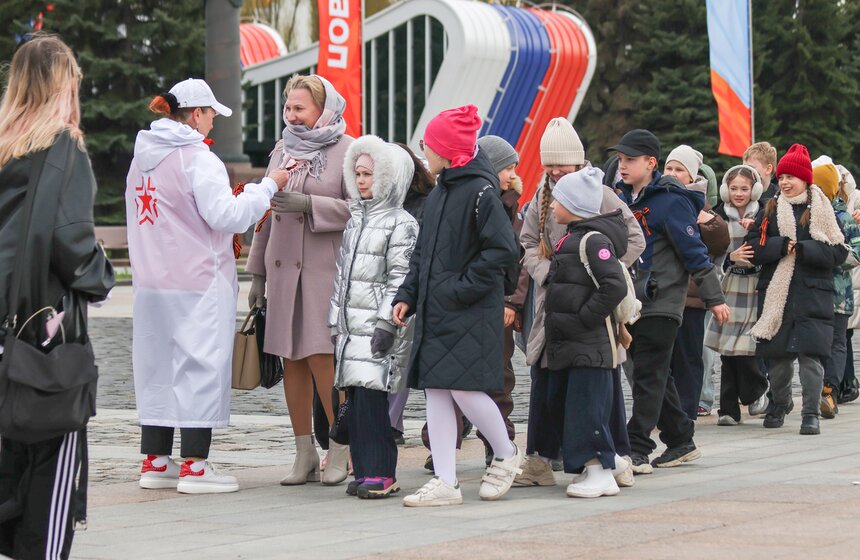Волонтеры раздают георгиевские ленты в преддверии Дня Победы в Москве 14 фото