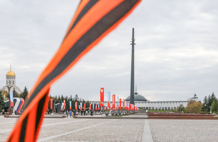 Волонтеры раздают георгиевские ленты в преддверии Дня Победы в Москве 20 фото