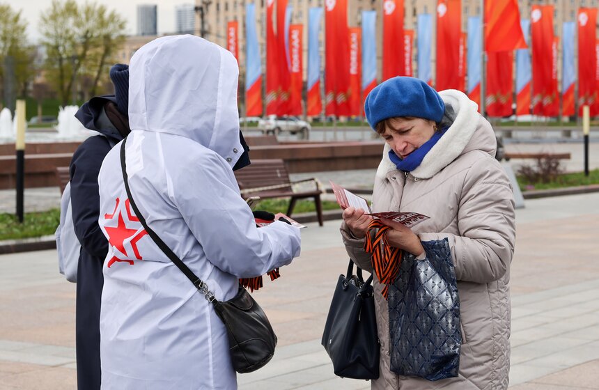 Волонтеры раздают георгиевские ленты в преддверии Дня Победы в Москве 15 фото