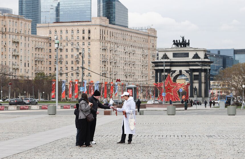 Волонтеры раздают георгиевские ленты в преддверии Дня Победы в Москве 8 фото