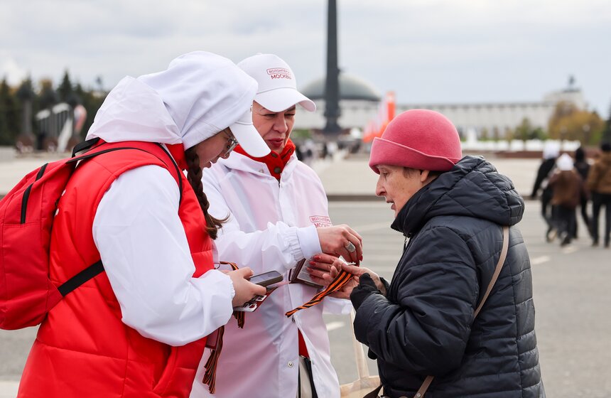 Волонтеры раздают георгиевские ленты в преддверии Дня Победы в Москве 9 фото