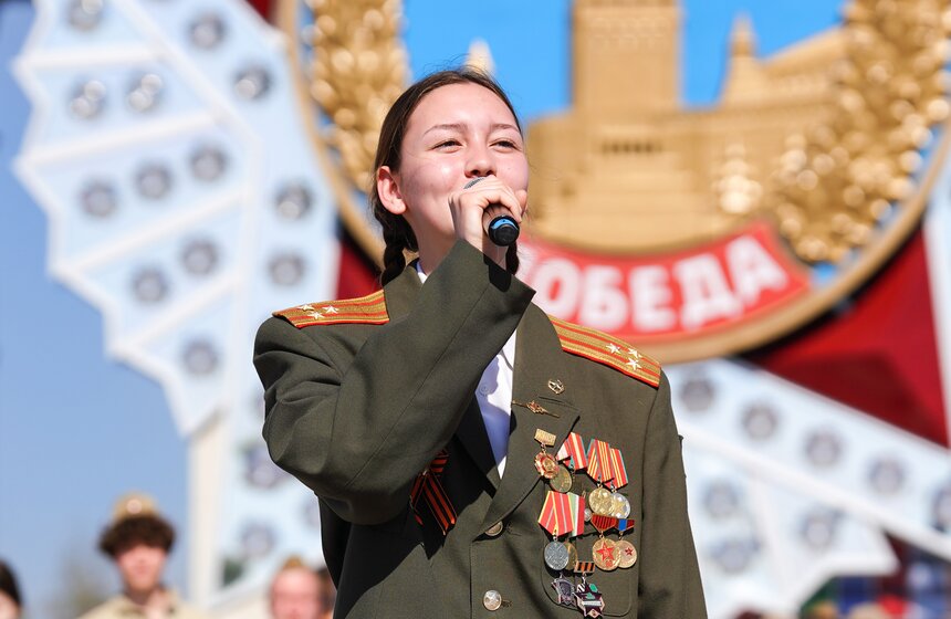 Более 200 пар станцевали "Вальс Победы" на ВДНХ 8 фото