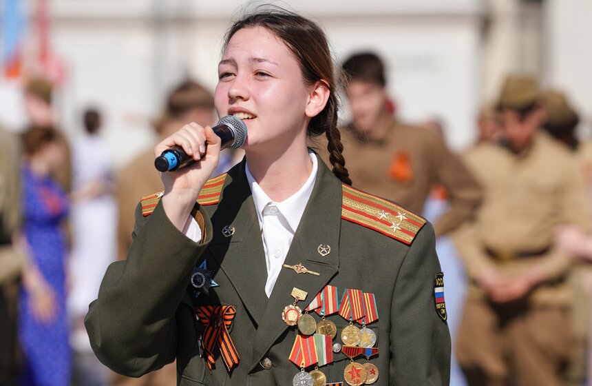 Более 200 пар станцевали "Вальс Победы" на ВДНХ 3 фото