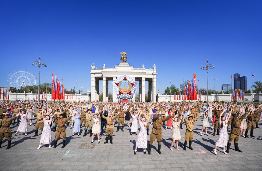 Более 200 пар станцевали "Вальс Победы" на ВДНХ 15 фото