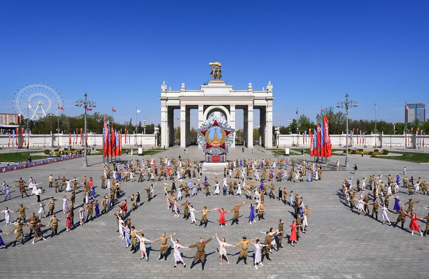 Более 200 пар станцевали "Вальс Победы" на ВДНХ 19 фото