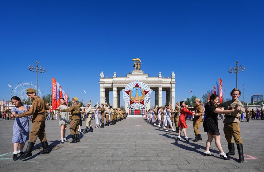 Более 200 пар станцевали "Вальс Победы" на ВДНХ 7 фото