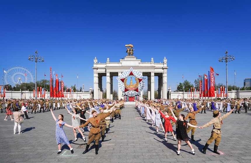 Более 200 пар станцевали "Вальс Победы" на ВДНХ 11 фото