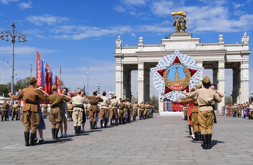 Более 200 пар станцевали "Вальс Победы" на ВДНХ 23 фото