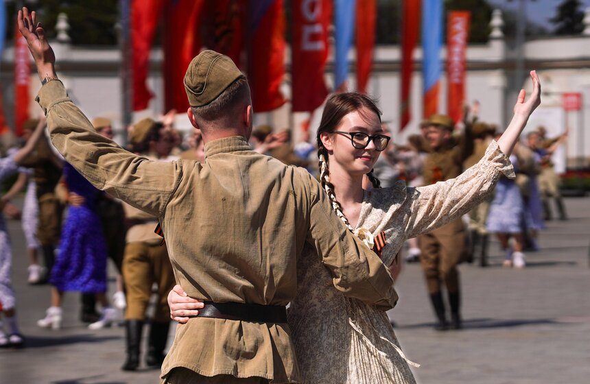 Более 200 пар станцевали "Вальс Победы" на ВДНХ 29 фото