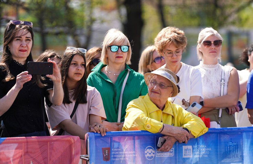 Более 200 пар станцевали "Вальс Победы" на ВДНХ 10 фото