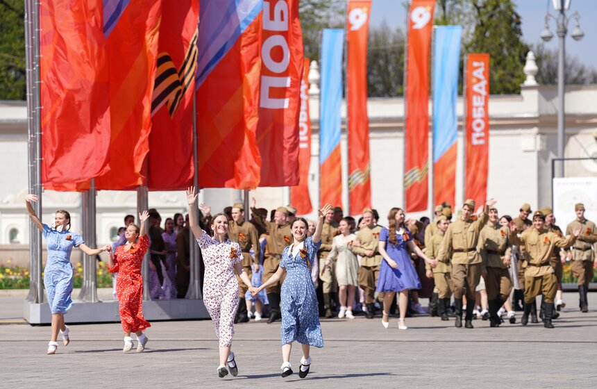Более 200 пар станцевали "Вальс Победы" на ВДНХ 26 фото