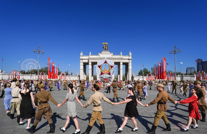 Более 200 пар станцевали "Вальс Победы" на ВДНХ 9 фото
