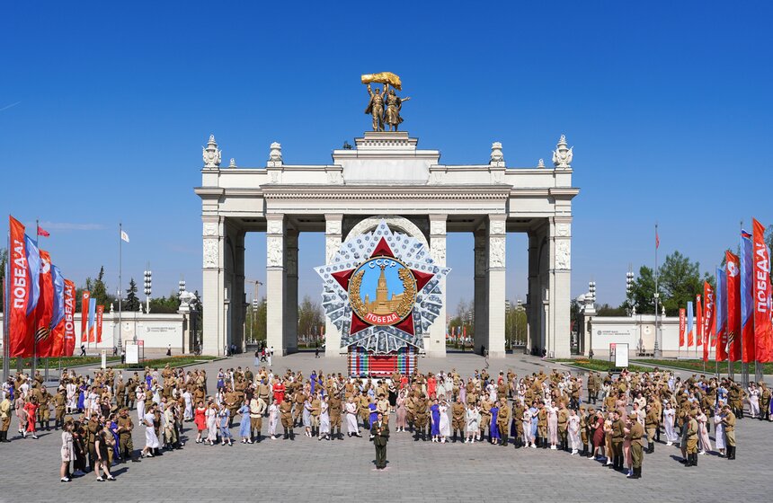 Более 200 пар станцевали "Вальс Победы" на ВДНХ 17 фото