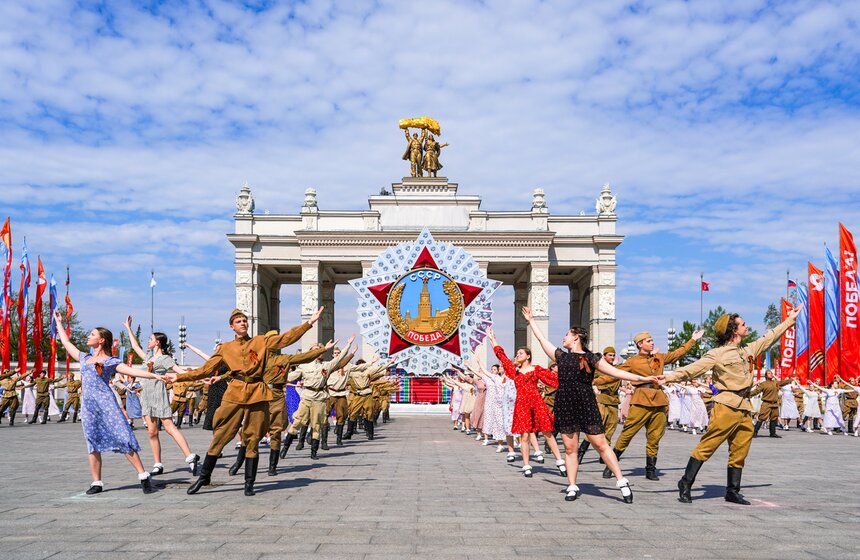 Более 200 пар станцевали "Вальс Победы" на ВДНХ 30 фото
