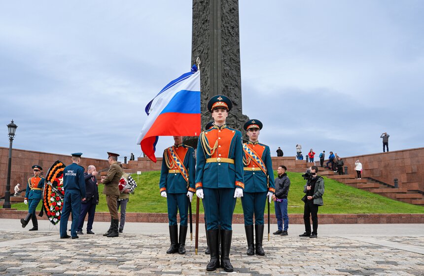 Ретроралли с участием 300 автомобилей состоялось в Музее Победы 28 фото