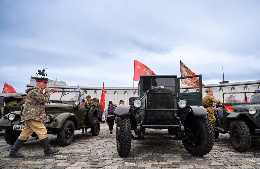 Ретроралли с участием 300 автомобилей состоялось в Музее Победы 22 фото