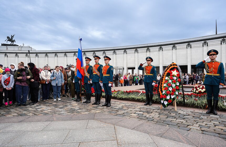Ретроралли с участием 300 автомобилей состоялось в Музее Победы 31 фото