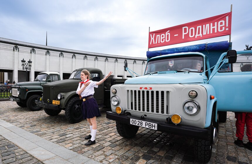 Ретроралли с участием 300 автомобилей состоялось в Музее Победы 24 фото