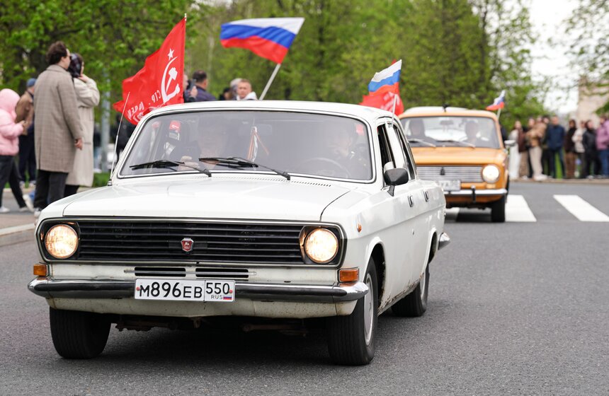 Ретроралли с участием 300 автомобилей состоялось в Музее Победы 3 фото