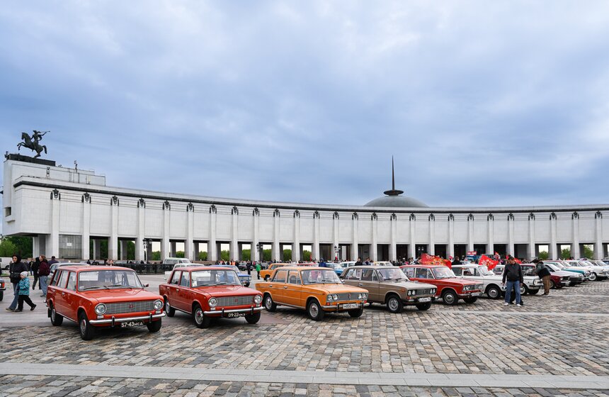 Ретроралли с участием 300 автомобилей состоялось в Музее Победы 37 фото
