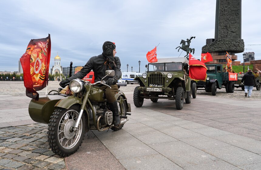Ретроралли с участием 300 автомобилей состоялось в Музее Победы 14 фото