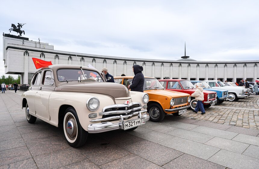 Ретроралли с участием 300 автомобилей состоялось в Музее Победы 20 фото