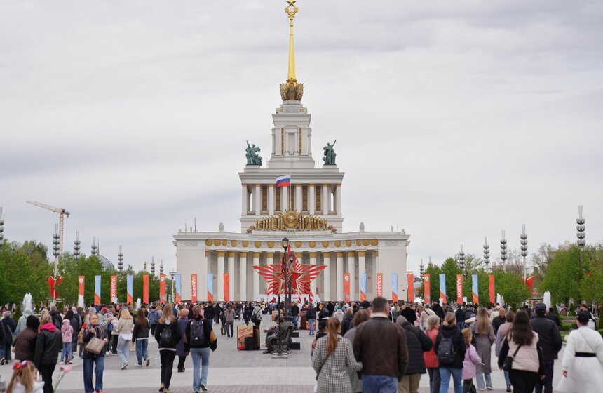 Москвичи отпраздновали 81-й День Победы 9 фото