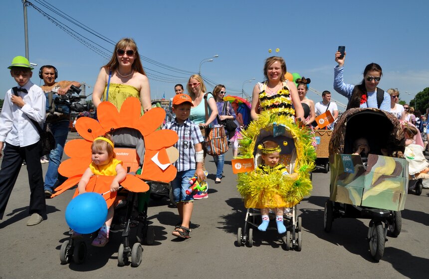 В парке Горького прошел парад колясок 2 фото