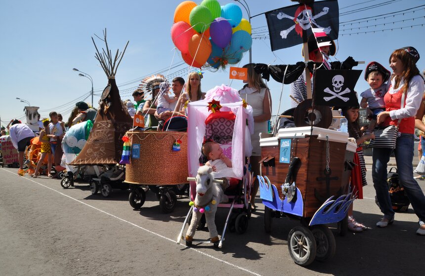 В парке Горького прошел парад колясок 8 фото