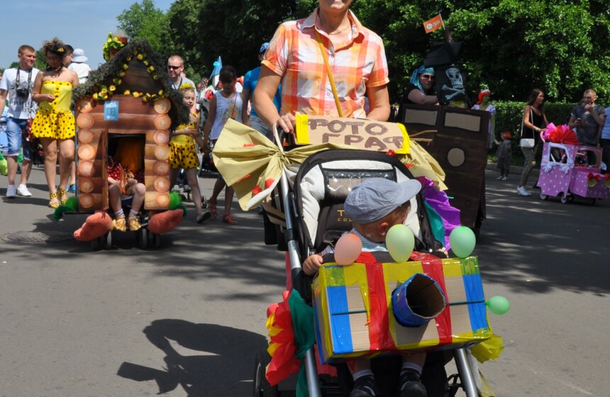 В парке Горького прошел парад колясок 7 фото
