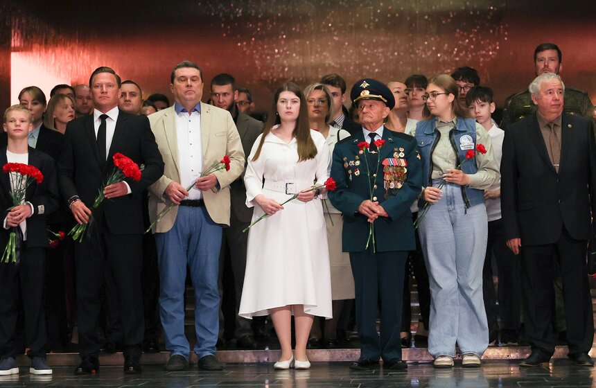 На Поклонной горе высадили 15 молодых елей в День памяти и скорби 5 фото