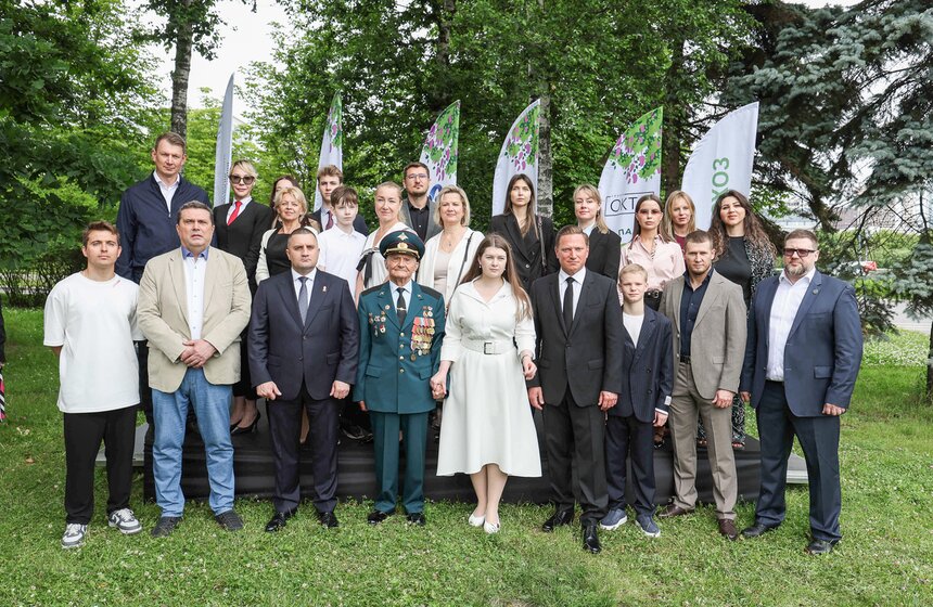 На Поклонной горе высадили 15 молодых елей в День памяти и скорби 28 фото