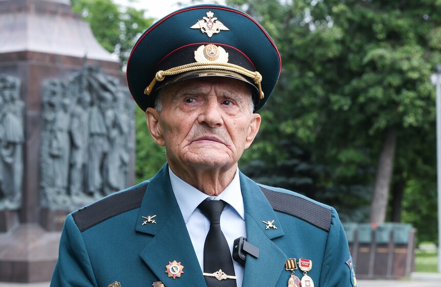 На Поклонной горе высадили 15 молодых елей в День памяти и скорби 27 фото
