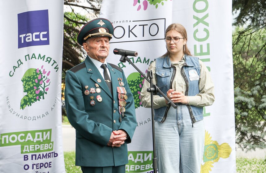 На Поклонной горе высадили 15 молодых елей в День памяти и скорби 16 фото