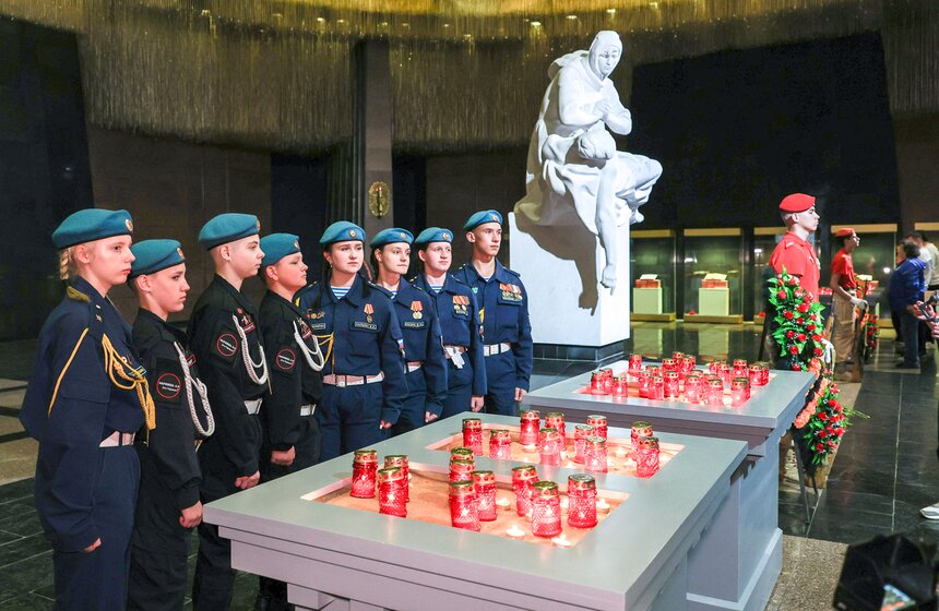 На Поклонной горе высадили 15 молодых елей в День памяти и скорби 11 фото
