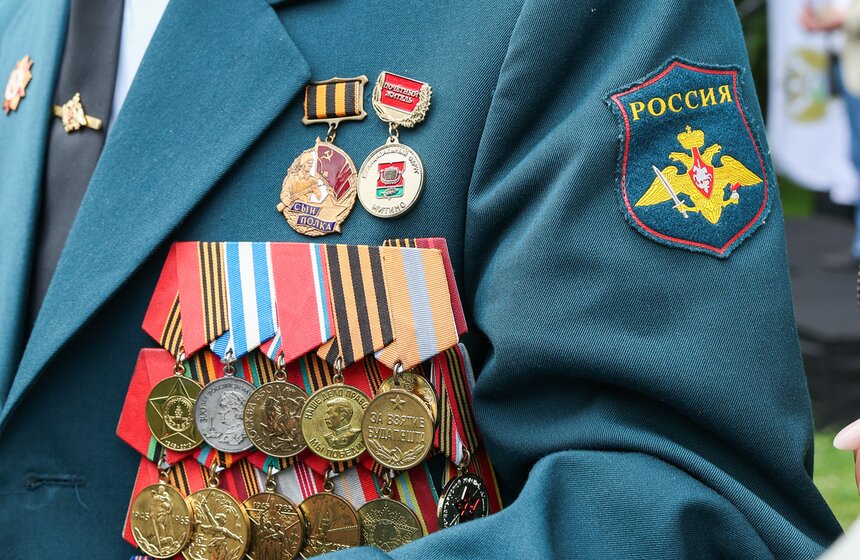 На Поклонной горе высадили 15 молодых елей в День памяти и скорби 17 фото