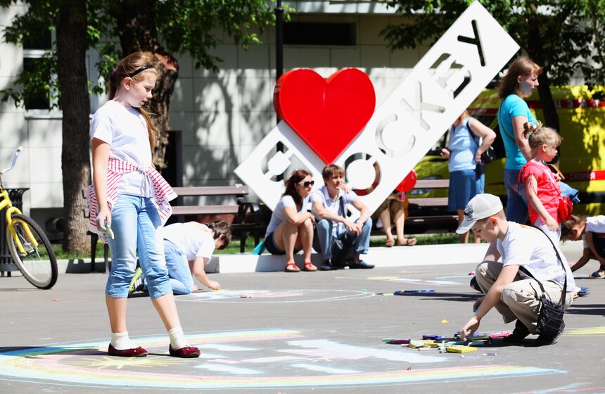 В Таганском парке прошел конкурс детских рисунков на асфальте 4 фото