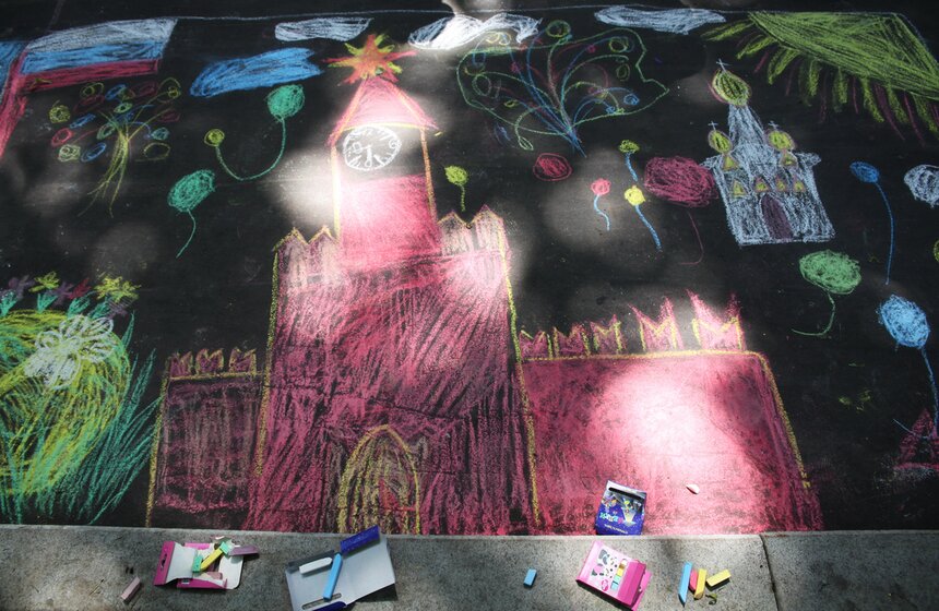 В Таганском парке прошел конкурс детских рисунков на асфальте 16 фото