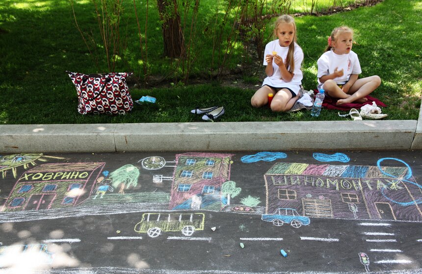 В Таганском парке прошел конкурс детских рисунков на асфальте 2 фото