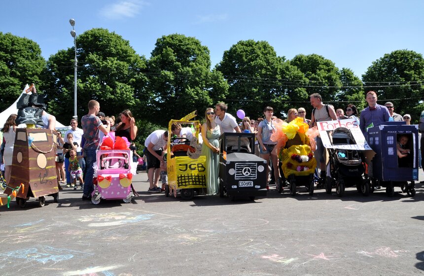 В парке Горького прошел парад колясок 18 фото